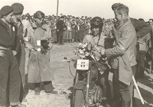 Bestand:Motorvereniging Schijndel 1949-01.jpg