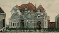 Huize Nieuwegaard was de woning van Harrie Bolsius. In 1907 werd dit pand gebouwd door Lambertus Bolsius. Afgebroken in 1968. Het koetshuis rechts is afgebrand. Voor meer details klik hier.
