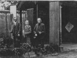 Handboogvereniging Amicitia bij gelegenheid van 100 jarig bestaan in juli 1939. Op de foto links Toon Kooijmans (vader van Jo), midden Jo en rechts Hans Kooijmans (vader van Toon). Voor meer details klik hier.