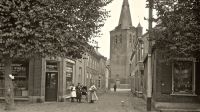 Kerkstraat met de winkel "De Doornboom" van Jan van Liempd Mallens levensmiddelen en bakkerij. Voor meer details klik hier.