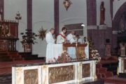 De eerste mis opgedragen door Piet Verhagen in 1969 in de kerk O.L.V. van de Heilige Rozenkrans op de Boschweg. Van links naar rechts: een onbekende priester, Piet Verhagen en pastoor van Gorp. Voor meer details klik hier.