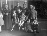 Familiefoto met Toon en Lambertus Bolsius, vrouwen en kinderen. Voor meer details klik hier.