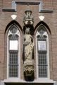 Het Moederhuis van de Zusters van Liefde aan de Pastoor van Erpstraat 1. Het beeld van "St Elisabeth van Hongarije” (1868) boven de ingang aan de Kloosterstraat. Voor meer details klik hier.