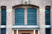 De glas in lood ramen in het Sint-Servatiusgebouw aan de Vicaris van Alphenstraat. Voor meer details klik hier.