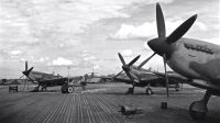 Militair vliegveld begin 1945 met het 66e squadron Spitfires met onder de propeller van het vliegtuig links de toren van Dinther en iets naar rechts de molen van Eerde. Onder de propellers van het middelste vliegtuig de kerk van Eerde zonder toren. Het vliegveld is slechts 2 maanden operationeel geweest, begin 1945. Voor meer details klik [/ hier.]