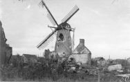 Panden die tijdens de granaatweken in 1944 zwaar werden beschadigd, de beschadigde molen de Pegstukken. Voor meer details klik hier.