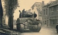 Op 23 oktober 1944 is Schijndel bevrijd, tank in de Hoofdstraat. Voor meer details klik [/ hier.]