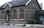 Het parochiehuis aan de Vicaris van Alphenstraat, het Sint-Servatiusgebouw, gesloopt in 1989. Voor meer details klik hier.