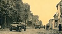 Geallieerde voertuigen in de Hoofdstraat, oktober 1944. Voor meer details klik [/ hier.]