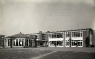 Achtergevel kleuterschool de Zonnebloem in wijk de Hoevenbraak.