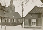 Vanwege de electriciteitsmast, geplaatst in 1935/1936, is het straatje nog smaller geworden. Achter de man op de foto slagerij van den Oetelaar. Links voor aan de Vicaris Van Alphenstraat bakker Doyen. Voor meer details klik hier.
