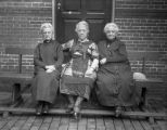 3 dames Bolsius op hoge leeftijd, op een tuinbank. Voor meer details klik hier.