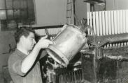 Kaarsenfabriek Bolsius; Rien van Kampen vult rond 1965 de gietmachine bij. Voor meer details klik hier.