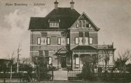 Villa Rozenburg Hoofdstraat 190 gebouwd in 1911. In 1948 verkocht A.E.A.M. (Toon) Bolsius het pand aan de gemeente die het pand tijdelijk inrichtte als gemeentehuis tot juni 1960. Voor meer details klik hier.