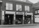 Voorgevel van kledingzaak Ausems in 1989. Voor meer details klik hier.
