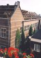 Afbraak in 2001 van het uit 1906 daterende gebouw van de school aan Pastoor van Erpstraat 4.