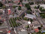 Luchtfoto van de Markt, de Kerk en het gemeentehuis. Voor meer details klik hier.
