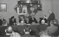 De vergadering van de gemeenteraad met burgemeester Wijs in het tijdelijk gemeentehuis, voorheen villa Rozenburg. Voor meer details klik [/ hier.]