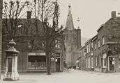 Kerkstraat met Van Liempd Mallens en rechts de tabakswinkel van Van Roessel. Geheel links de dorpspomp. Voor meer details klik [/ hier.]