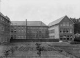 Het Moederhuis van de Zusters van Liefde aan de Pastoor van Erpstraat 1. Achterzijde klooster met nieuwbouw kweekschool 1924. Voor meer details klik hier.