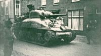 Tank in de Hoofdstraat in september 1944. voorafgaand aan de granaatweken. Panden nog onbeschadigd. Voor meer details klik [/ hier.]