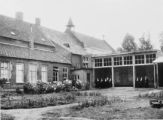 Het Barbaraklooster I in het Wijbosch gebouwd in 1894, verwoest in 1944. Zusters bij een deel van het klooster dat gespaard bleef. Voor meer details klik hier.