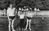 Badmeester Toon Kastelijn op vlonder met 2 kinderen in het oude zwembad "De Molenheide" aan de Zwembadweg. Voor meer details klik hier.