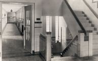 Interieurfoto van een van de gangen en de trappenhal.