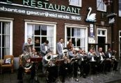 Muziekkapel voor Hotel de Zwaan Hoofdstraat 89-93. Voor meer details klik hier.