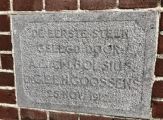 De 1e steen van villa Rozenburg gelegd op 25-11-1912 door A.E.A.M. Bolsius en G.E.E.H. Goossens. Voor meer details klik hier.