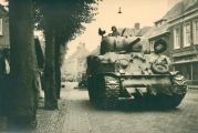 Geallieerde tank in de Hoofdstraat in september 1944 voorafgaand aan de granaatweken. Bevrijders zijn slechts 1 dag in Schijndel aanwezig! Voor meer details klik [/ hier.]