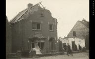 Panden die tijdens de granaatweken in 1944 zwaar werden beschadigd, het huis wat rechts van Jansen de Wit in de Hoofdstraat stond. Voor meer details klik hier.