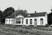 Het station met woonhuis in waterstaatsstijl, gebouwd in 1872, aan de Spoorlaan 49. Voor meer details klik hier.