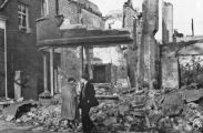 Panden die tijdens de granaatweken in 1944 zwaar werden beschadigd, het totaal vernielde pand Van de Wakker (tabakswaren en drank) in de Hoofdstraat. Voor meer details klik hier.