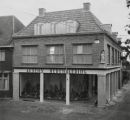 Buitenkant van kledingzaak Ausems in oktober 1954. Voor meer details klik hier.