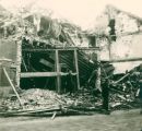 Panden die tijdens de granaatweken in 1944 zwaar werden beschadigd. Hotel café restaurant "De Zwaan" of wat ervan is overgebleven. Voor meer details klik hier.