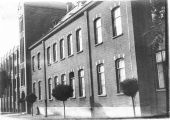 De voorgevel van de kweekschool foto uit 1925. Voor meer details klik hier.