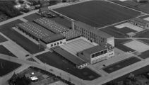 Luchtfoto van de Lagere Technische School gezien vanuit de Steeg richting kaarsenfabriek Bolsius. Voor meer details klik [/ hier.]
