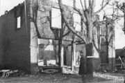 Panden die tijdens de granaatweken in 1944 zwaar werden beschadigd, de totaal vernielde winkel van Van Doremalen op de hoek van de Hoofdstraat en de Akkerstraat. Voor meer details klik hier.