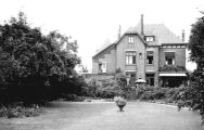 De achtertuin van Huize Nieuwegaard. Voor meer details klik hier.