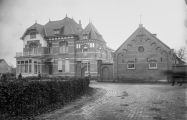 Huize Neiuwegaard met rechts het koetshuis, gezien vanuit de Kluisstraat. Voor meer details klik hier.