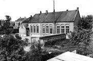 Achterzijde ca. 1960 Landbouwschool aan de Hoofdstraat.