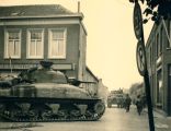 Tanks en soldaten op de kruising van de Pompstraat en de Hoofdstraat. September voorafgaand aan de granaatweken. Voor meer details klik [/ hier.]