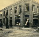 Panden die tijdens de granaatweken in 1944 zwaar werden beschadigd. De Sparwinkel op de hoek Hoofdstraat - Pompstraat. Voor meer details klik hier.