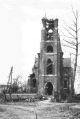 Een zwaar gehavende kerktoren na de talloze beschietingen.