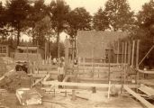 Werkzaamheden aan de kelder van de pastorie van de Boschwegse kerk op 1 juli 1928. Voor meer details klik hier.