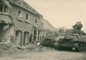 Tanks van de geallieerden in de Kloosterstraat. Voor meer details klik [/ hier.]