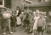 De Mariaschool Pastoor van Erpstraat 4. Zuster Frederico met de kleuters op de speelplaats van de kleuterschool. Voor meer details klik hier.