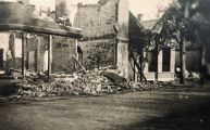 Panden die tijdens de granaatweken in 1944 zwaar werden beschadigd, compleet vernielde winkel van Doreleijers textiel. Voor meer details klik hier.