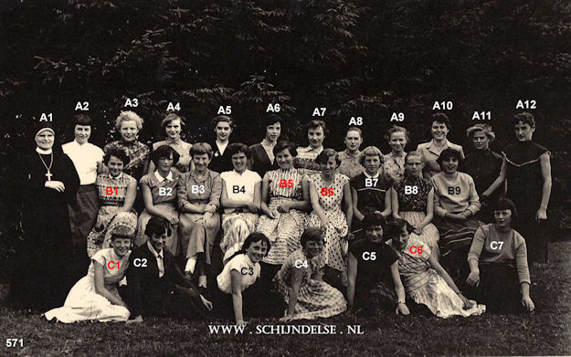 Bestand:Meisjes MULO 1957-01.jpg